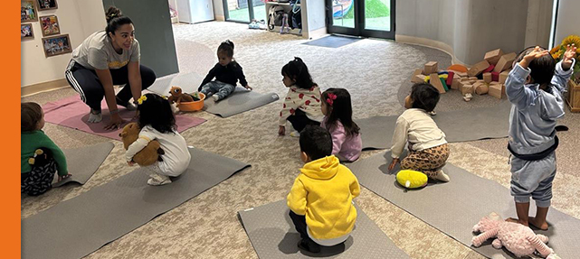 Pequeños yoguis en acción